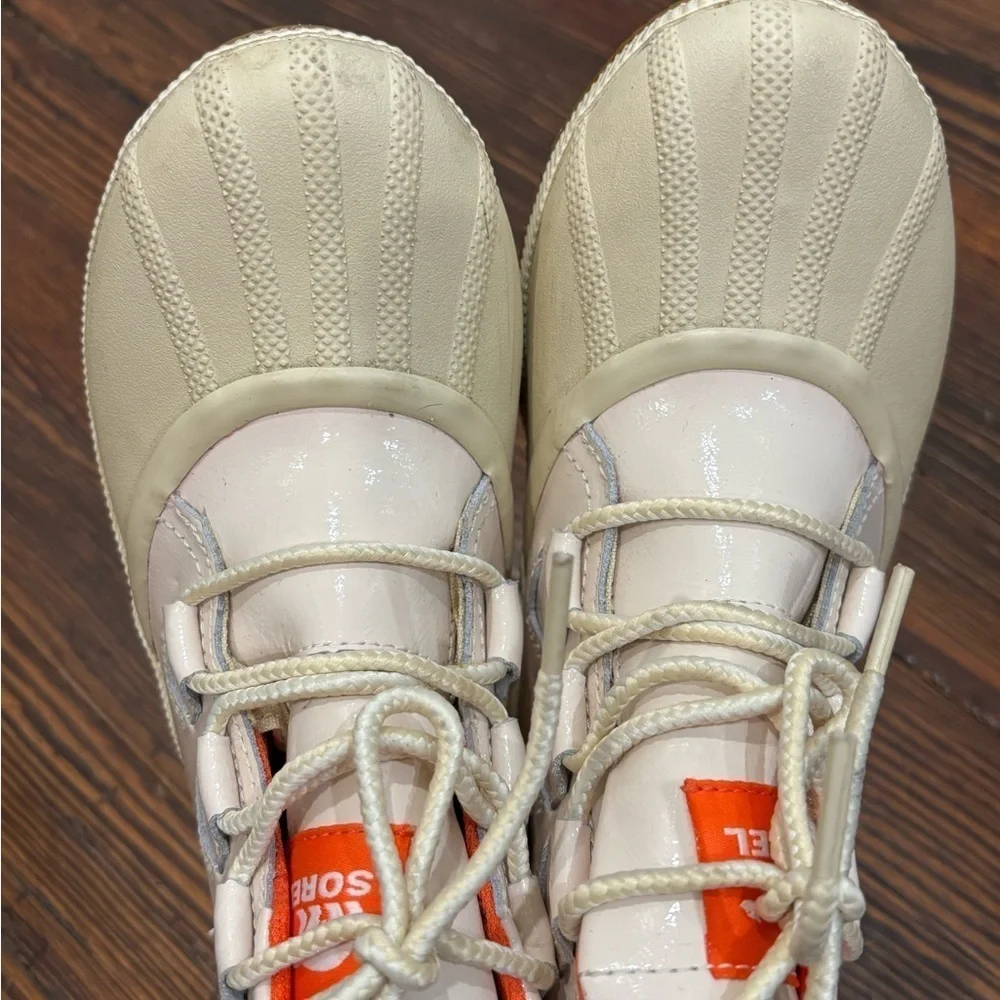 Sorel Women's Out N About III Classic Boot SIZE 7 Bleached Ceramic/ Orange